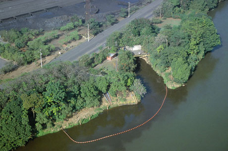 Rio de Janeiro, Brazil: Toxic effluent, from heavy industry and coal factory at Resende, poorly retained by inadequate boom. Forest-Water Interrelation in Protected Areas and No-Cutting Zones at the Paraiba do Sul River Basin Project, part of one of the WWF Freshwater projects sponsored by HSBC. Rio de Janeiro State, Brazil. Photograph© Edward Parker / WWF-Canon